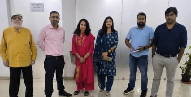ग्रेनो वेस्ट स्थित गौड़ सिटी स्टेडियम की समस्याओं को लेकर प्राधिकरण कार्यालय पहुंचे निवासी, ज्