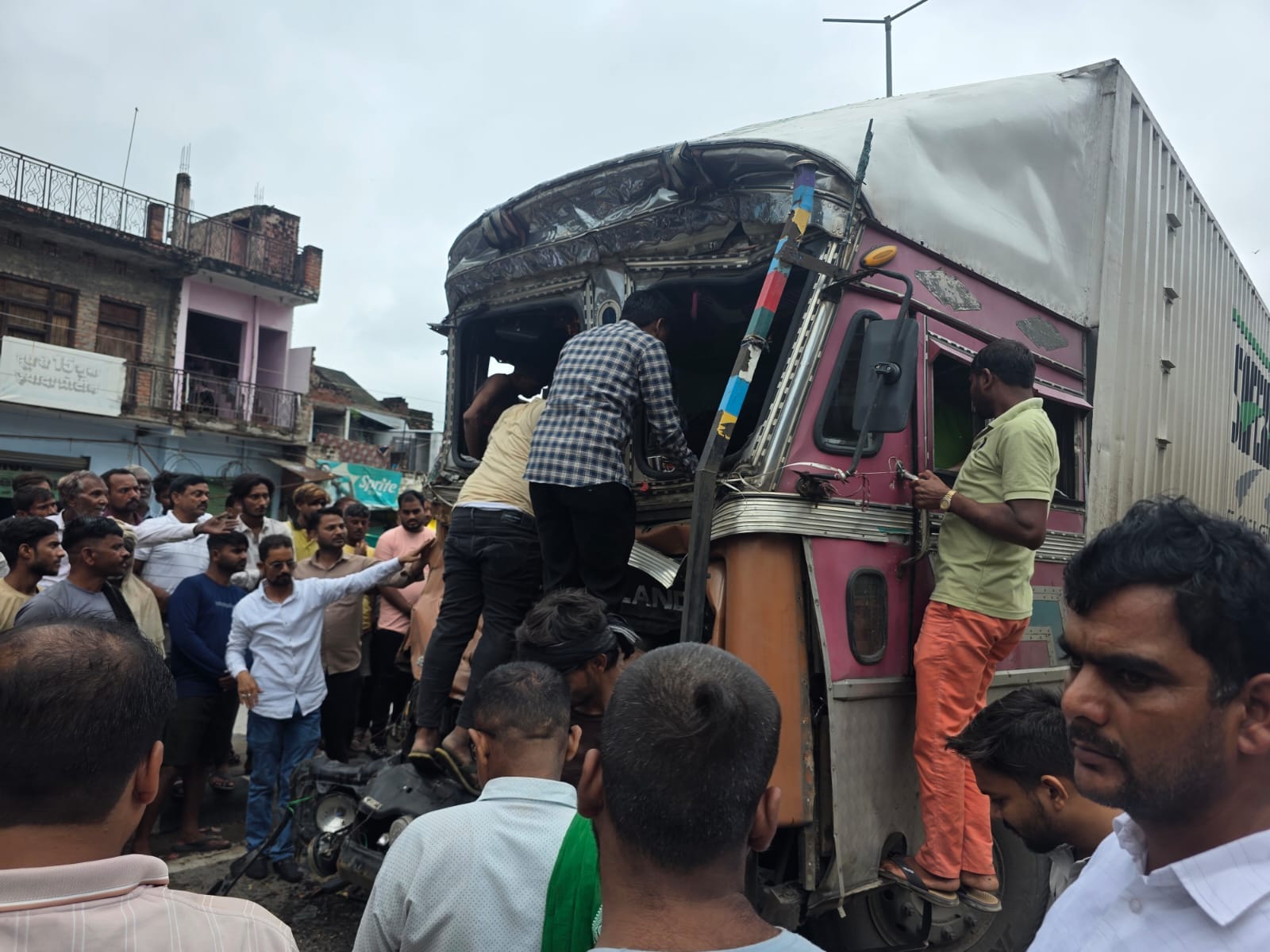 घटना के बाद कंटेनर के केबिन से चालक को निकालते। संवाद