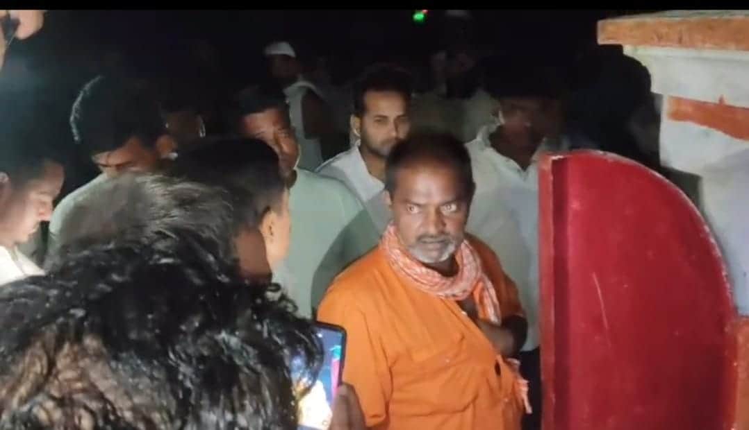 Youth takes away Shivling and Nandi from Shiva temple; members of the Muslim community catch him.