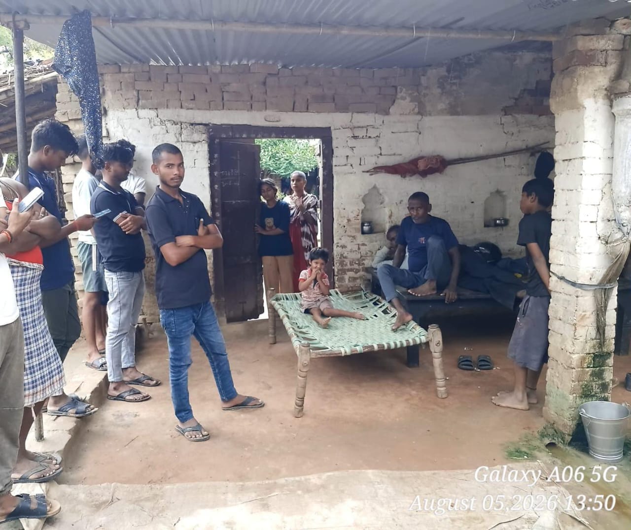 घटना के दूसरे दिन घर पर मौजूद पीड़ित परिजन। संवाद