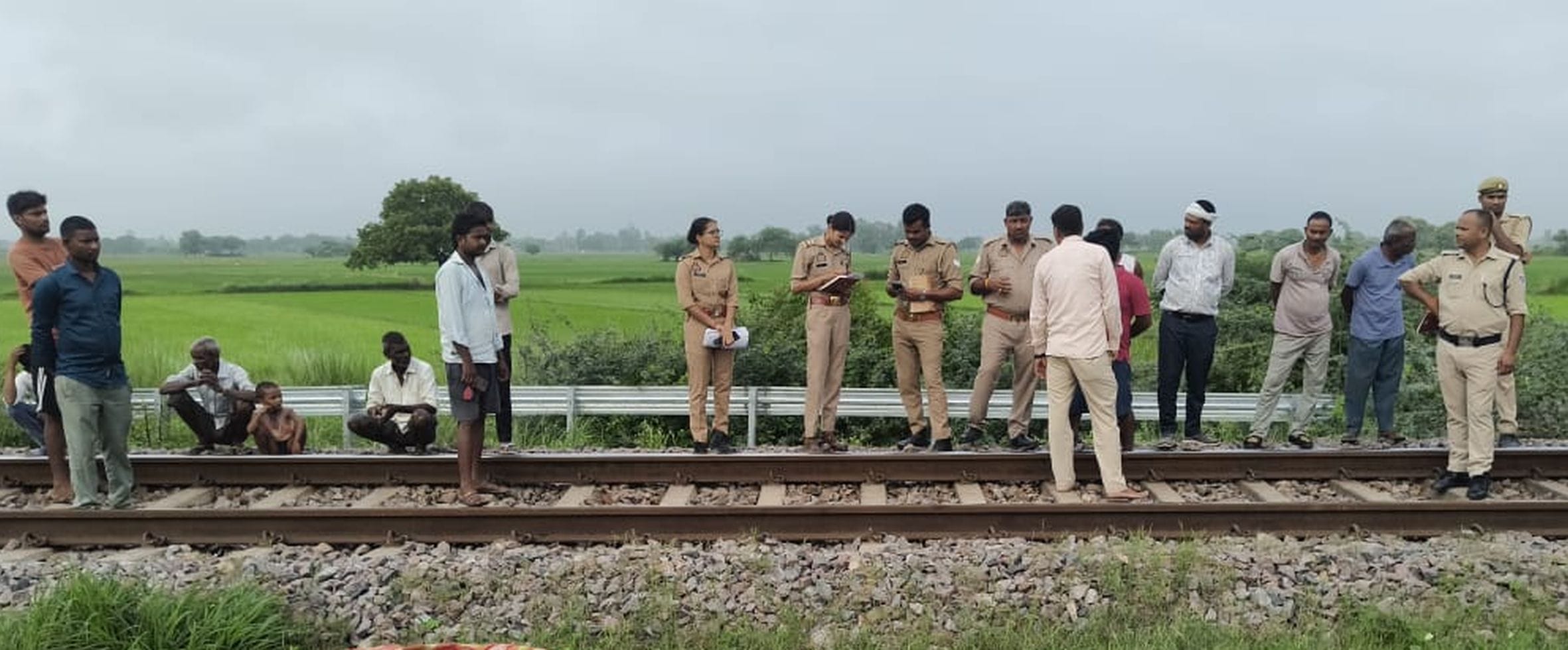 हरचंदपुर थाना क्षेत्र के प्यारेपुर गांव के पास ट्रेन हादसे में महिला की मौत के बाद जांच करती पु