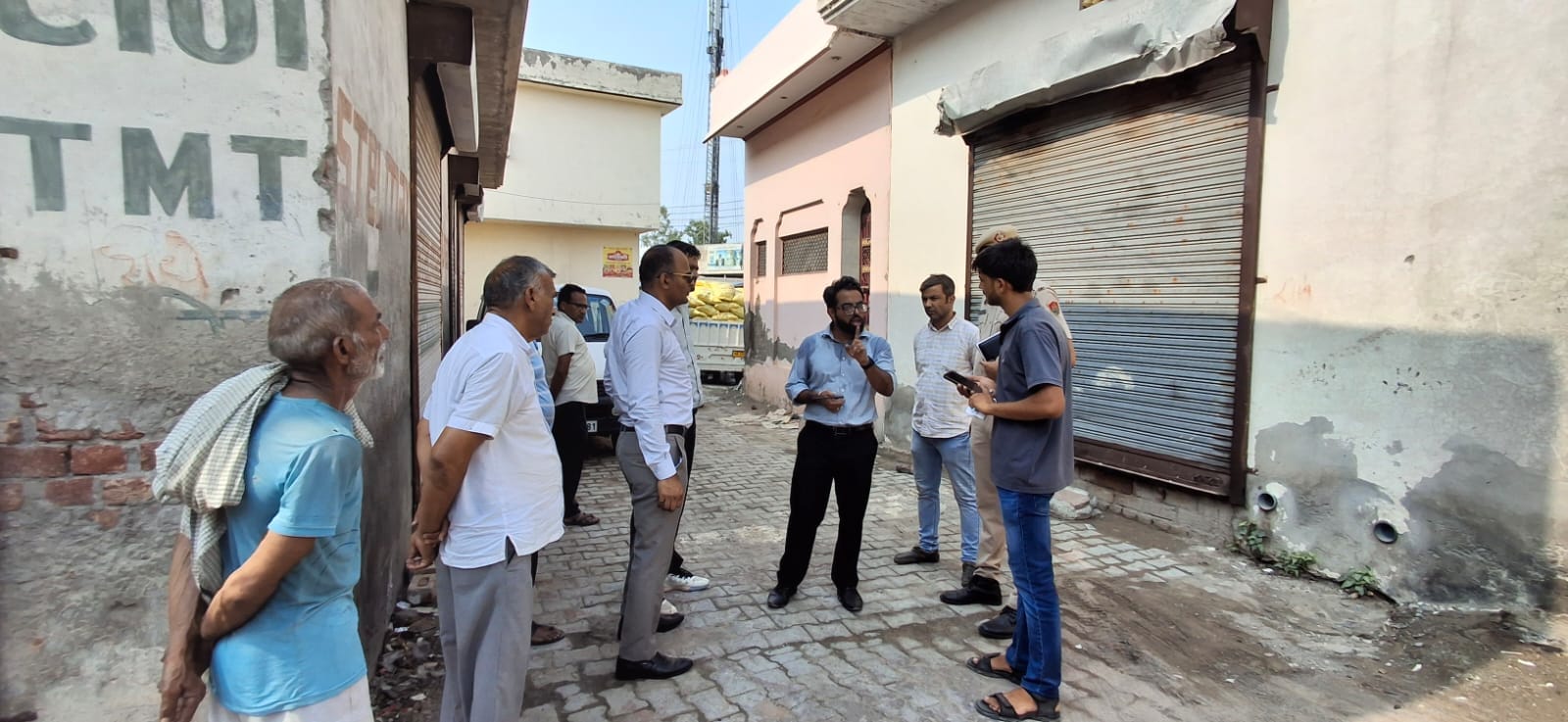हांसी निरीक्षण के दौरान सफाई संबंधित व अन्य समस्याएं सुनते हुए डीएमसी लक्षित सरीन। संवाद