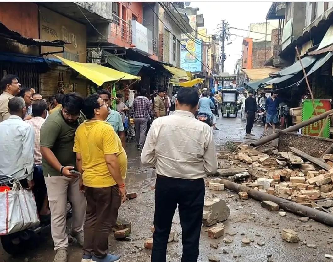 हाथी गेट बाजार के मुख्य मार्ग पर  गिरा पड़ा तीन मंजिला भवन का मलवा। स्रोत दुकानदार