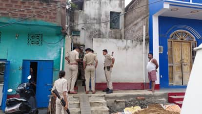 ईडी टीम के द्वारा की जा रही छापेमारी