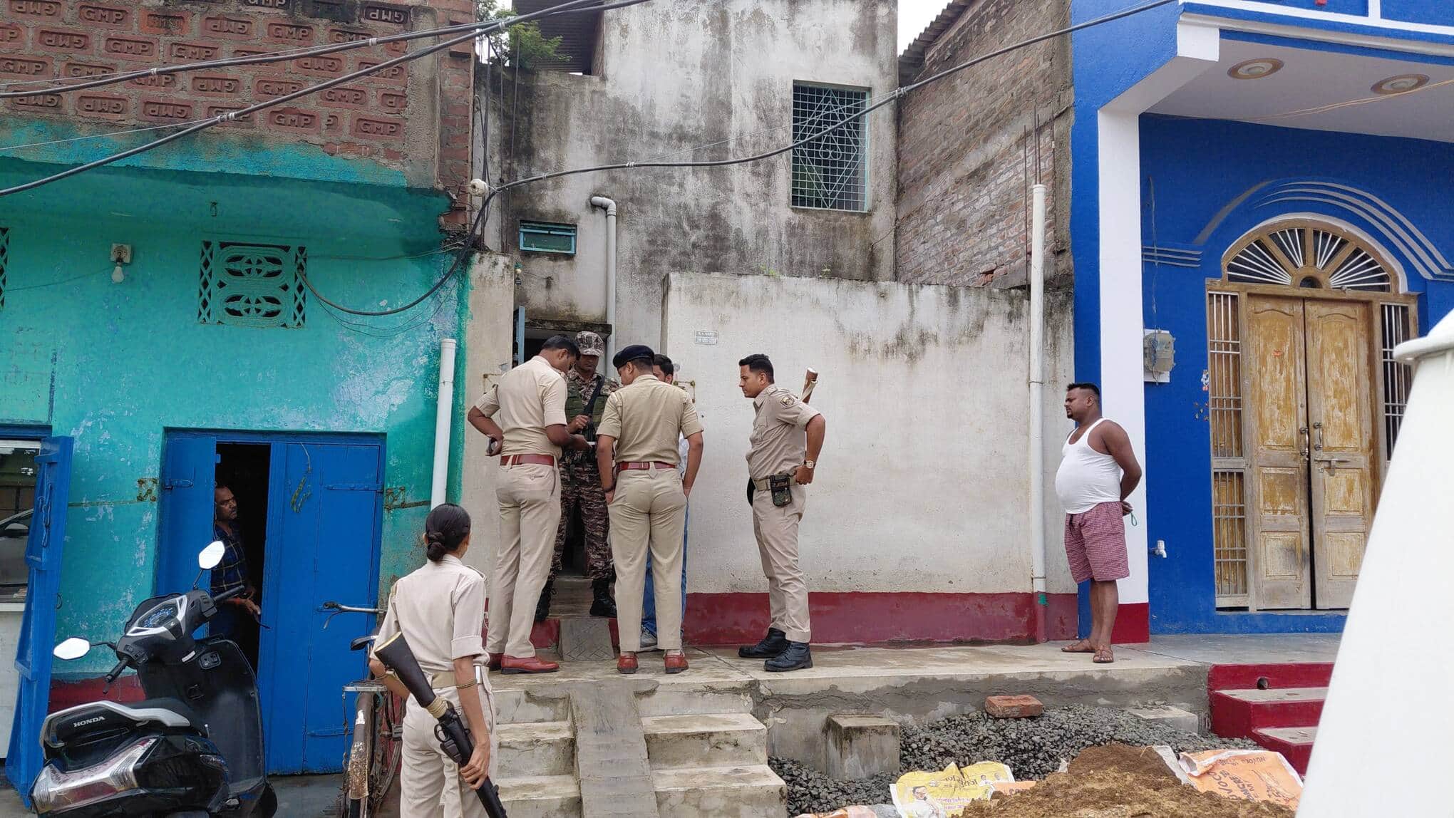 ईडी टीम के द्वारा की जा रही छापेमारी