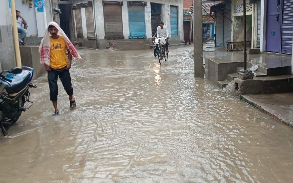 इलिया में बारिश के दौरान हुआ जलभराव। संवाद