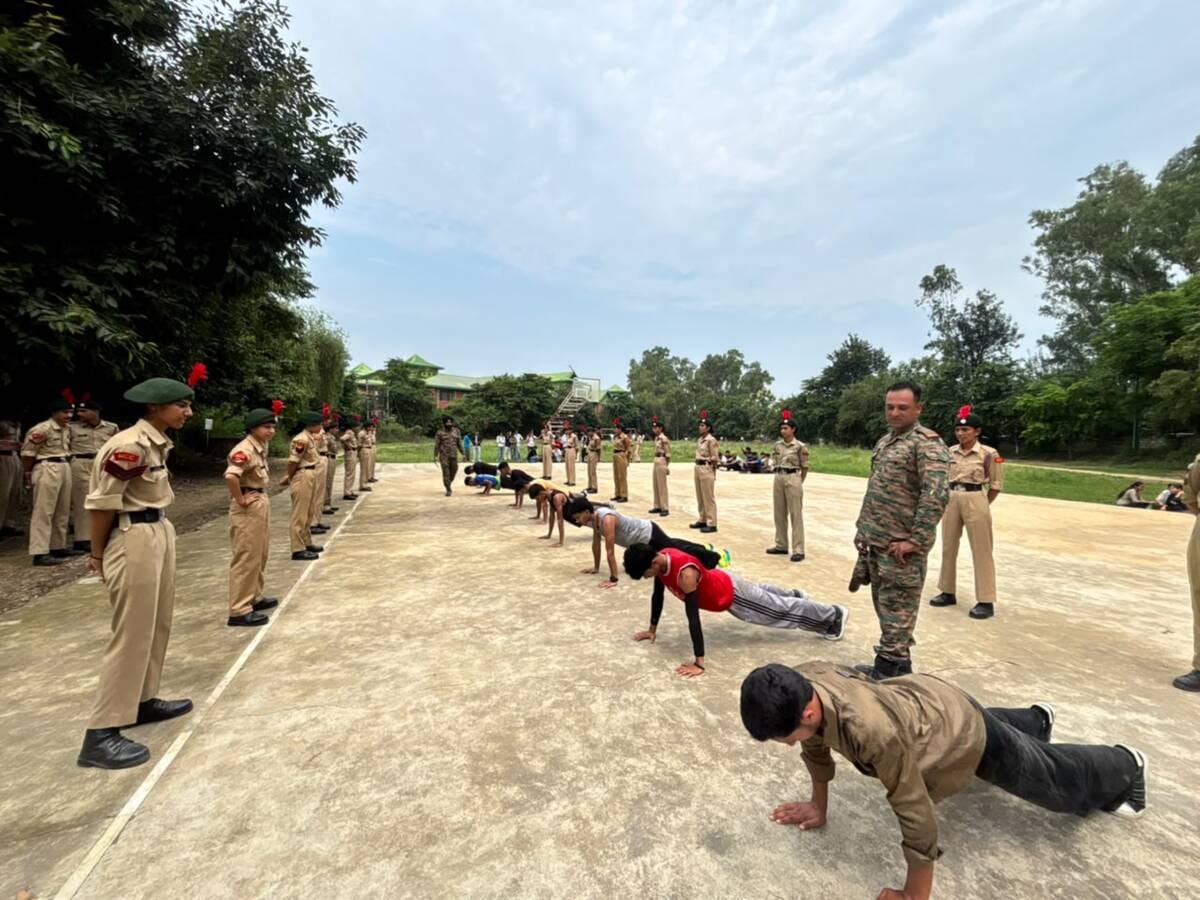 इंदौरा कॉलेज में एनसीसी भर्ती के दौरान पुशअप निकालते हुए विद्यार्थी। स्रोत: संस्थान