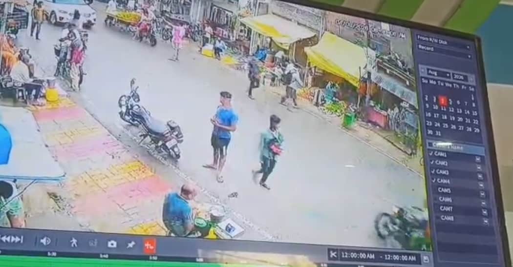 जंगीपुर बाजार में बैग लेकर भागता चोर। स्रोत- सीसीटीवी कैमरा