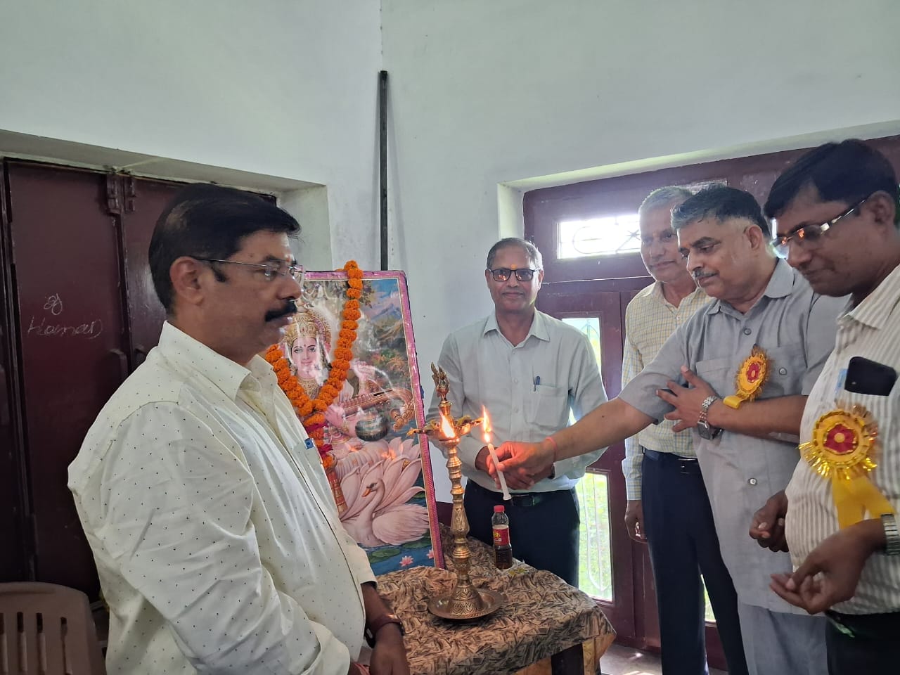 जगतजीत इंटर कॉलेज में आयोजित कार्यक्रम में मौजूद डीआईओएस व अन्य।