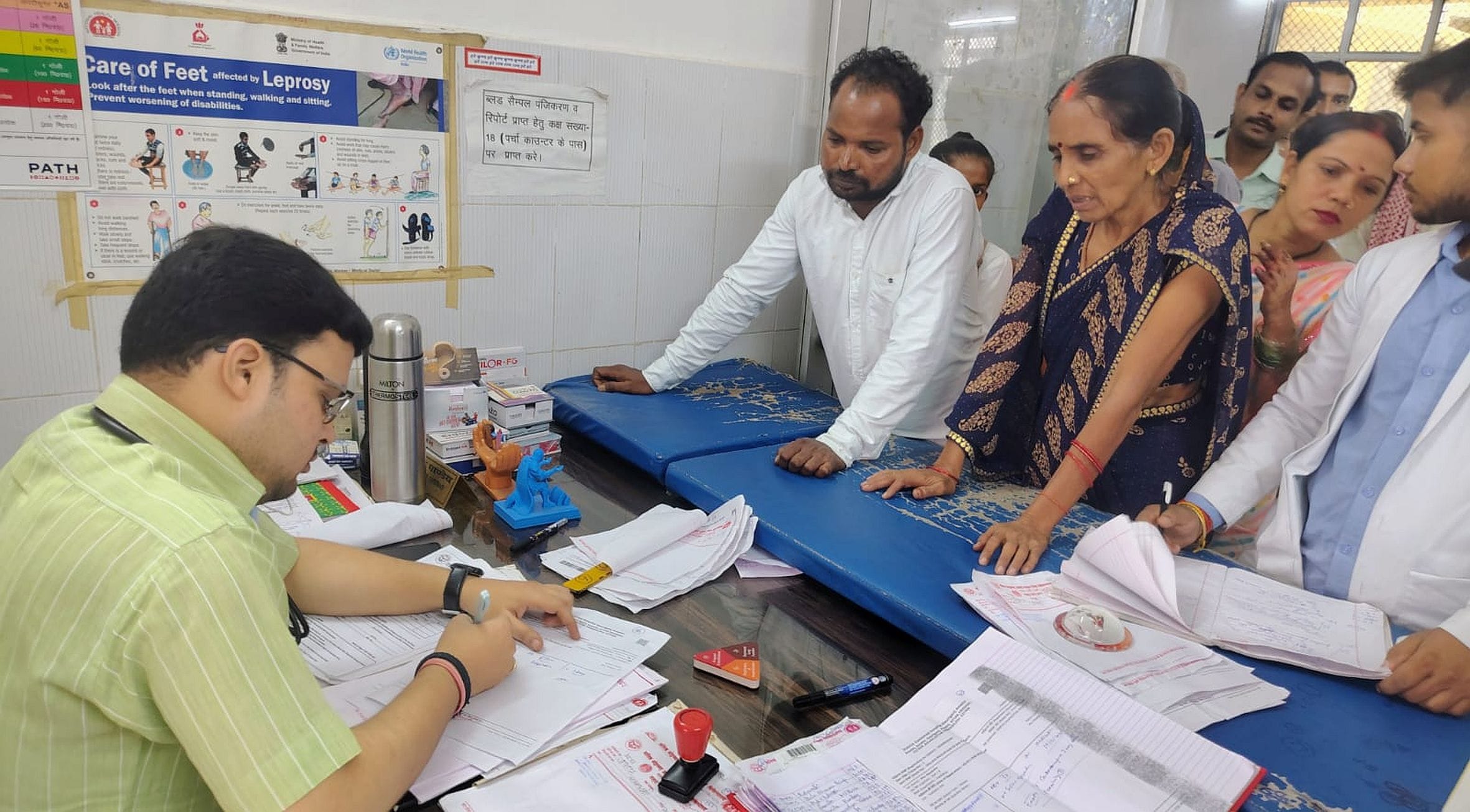 जिला अस्पताल की ओपीडी कक्ष में मरीज देखते डॉक्टर। -संवाद
