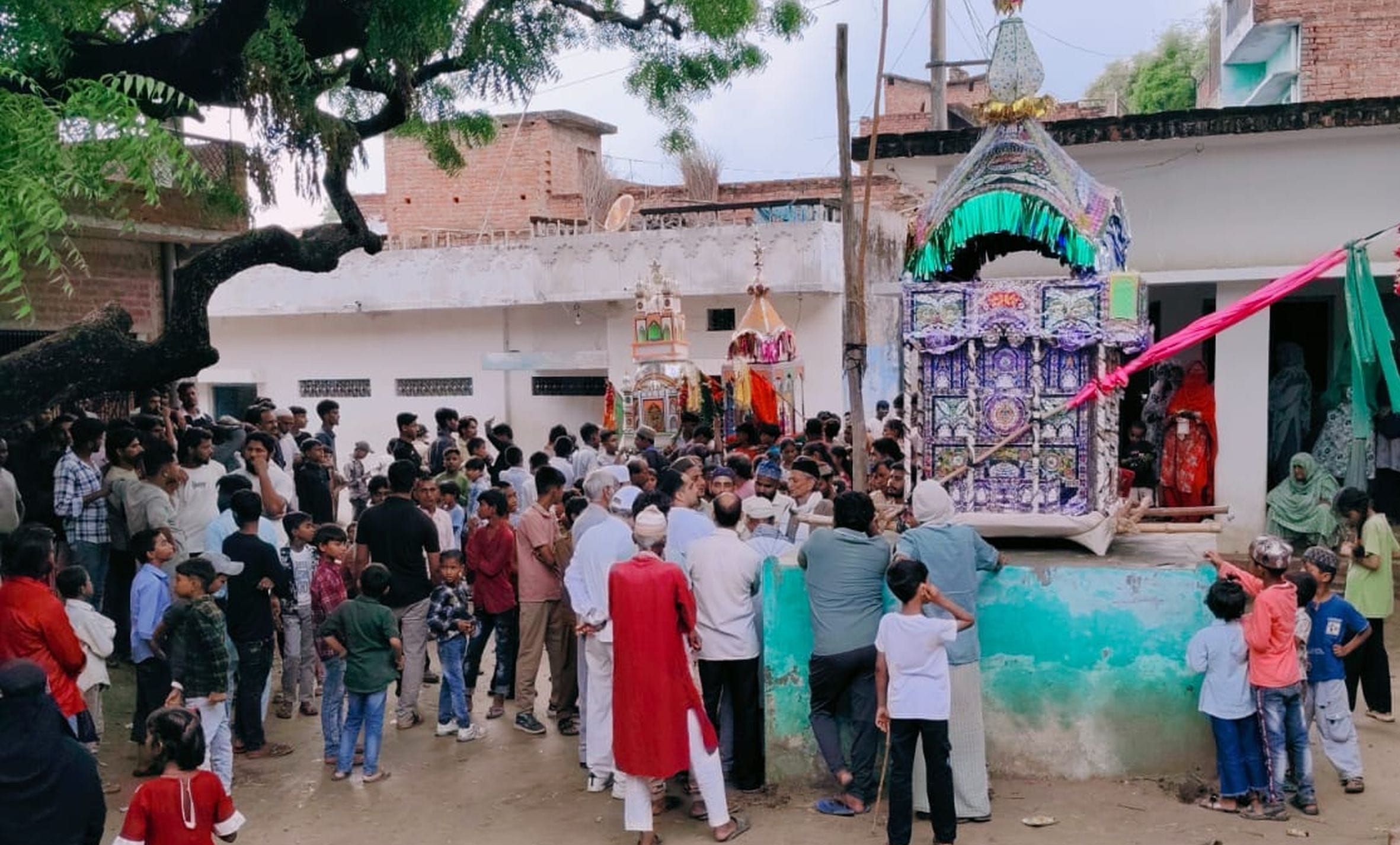 जलालपुर धई गांव में चेहल्लुम का जुलूस निकालते मुस्लिम समुदाय के लोग। 