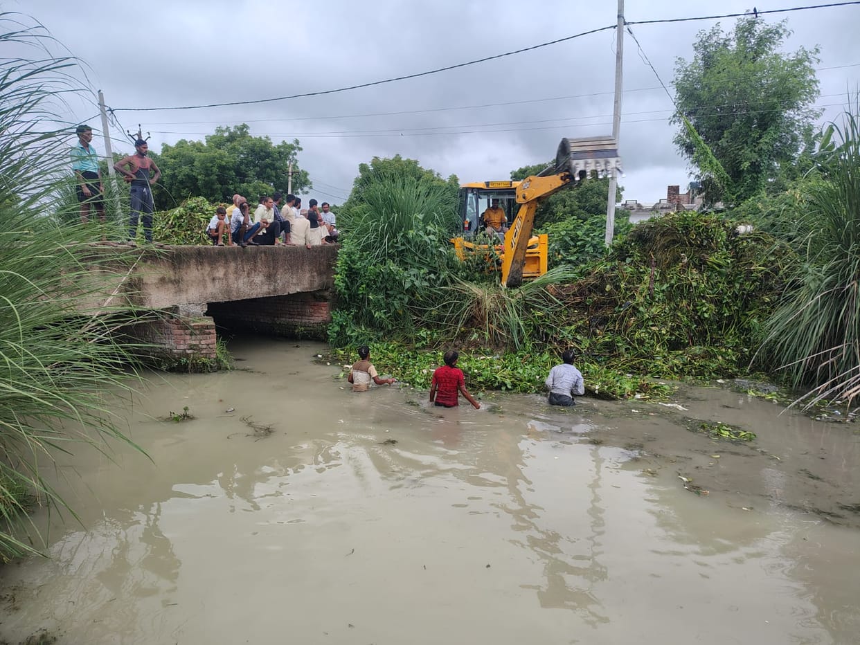 200 farmers pooled funds to get the Gangsi distributary cleaned; water has arrived