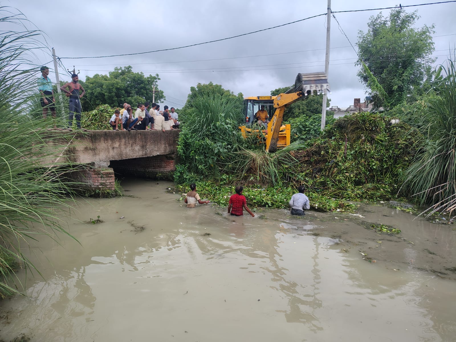 जसवंतपुर के पास गांगसी रजवहा की बुलडोजर से होती सफाई। संवाद