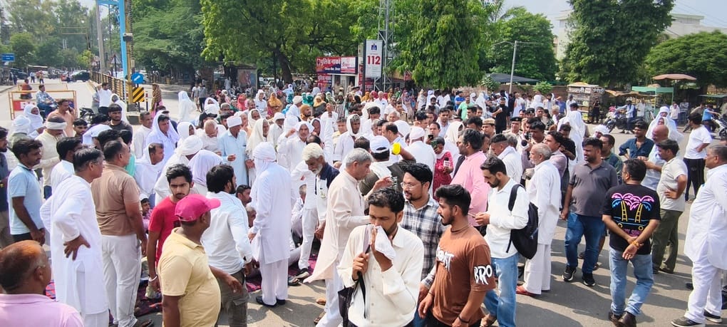 जिंदल चौक पर मृतक के परिजन रोड जाम करके प्रदर्शन करते हुए।