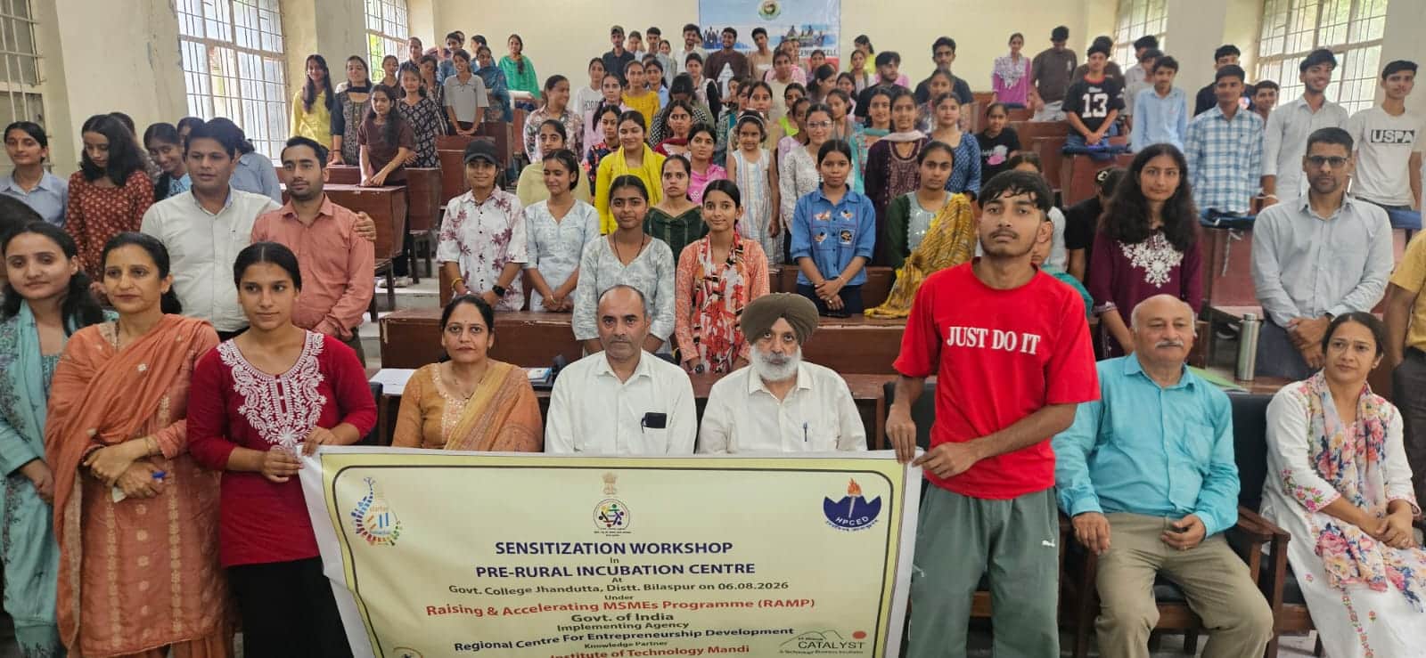 झंडूता कॉलेज में इन्क्यूबेशन सेंटर के स्थापना समारोह में उपस्थित विद्यार्थी व अन्य। स्रोत: कॉले