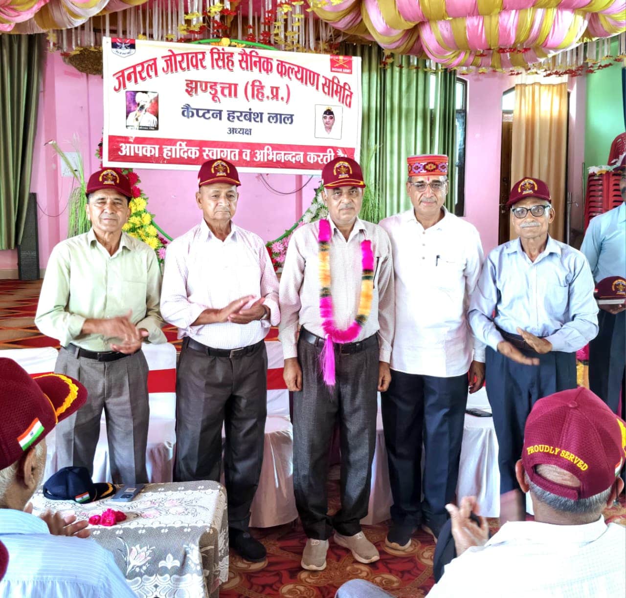 झंडूता में आयोजित सैनिक कल्याण समिति की बैठक में नए सदस्यों को सम्मानित करते पदाधिकारी। स्रोत: 