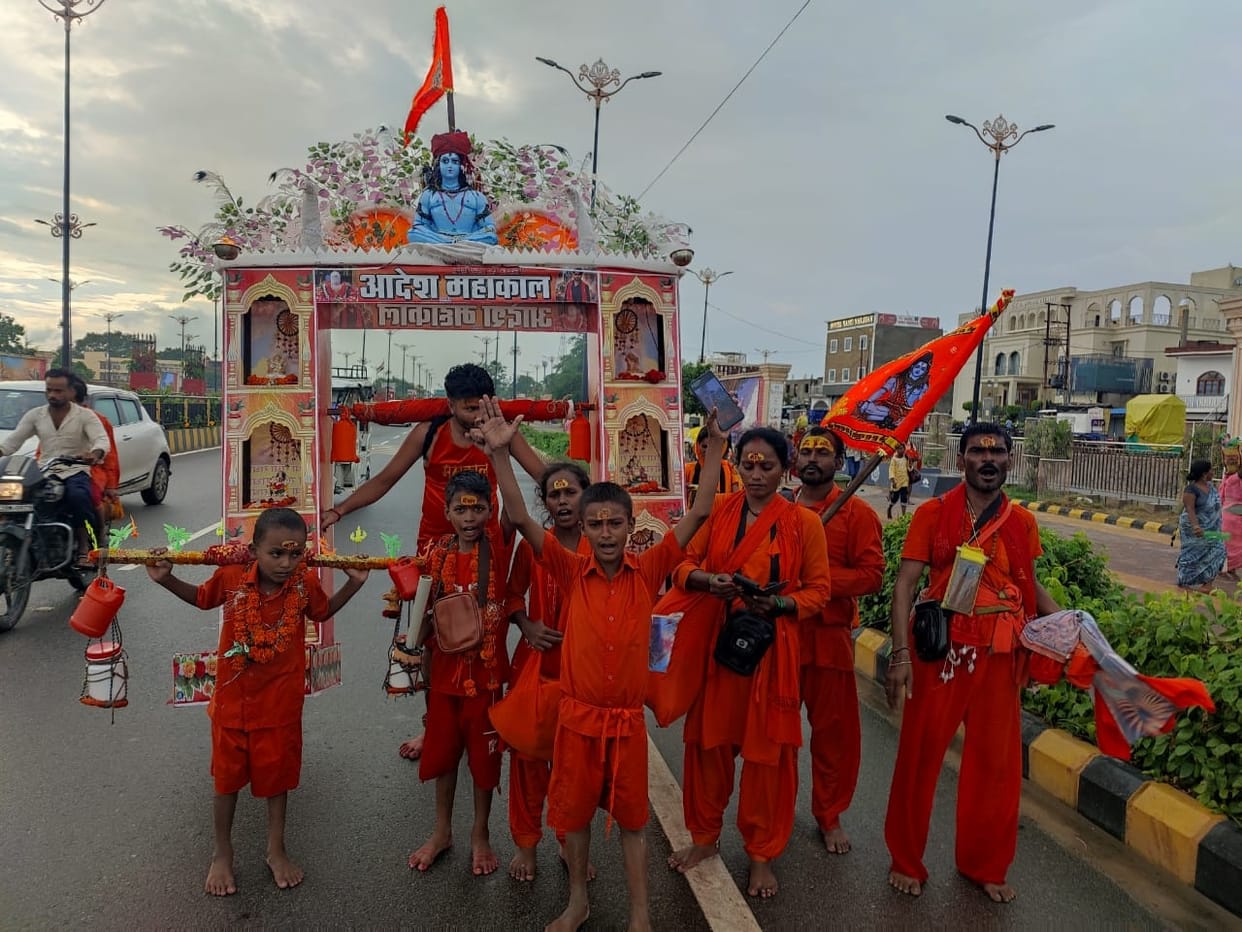 Batches of Kanwariyas have started arriving; they are setting off for Bhadeshwarnath with water from the Saryu
