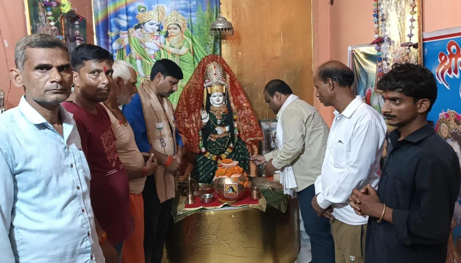 झारखंडी माता मंदिर में कलश स्थापना करते भाजपा कार्यकर्ता।