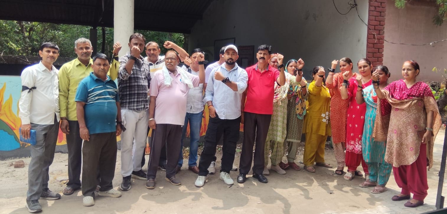 काली पट्टी बांधकर विरोध जताते कर्मचारी। स्रोत: यूनियन