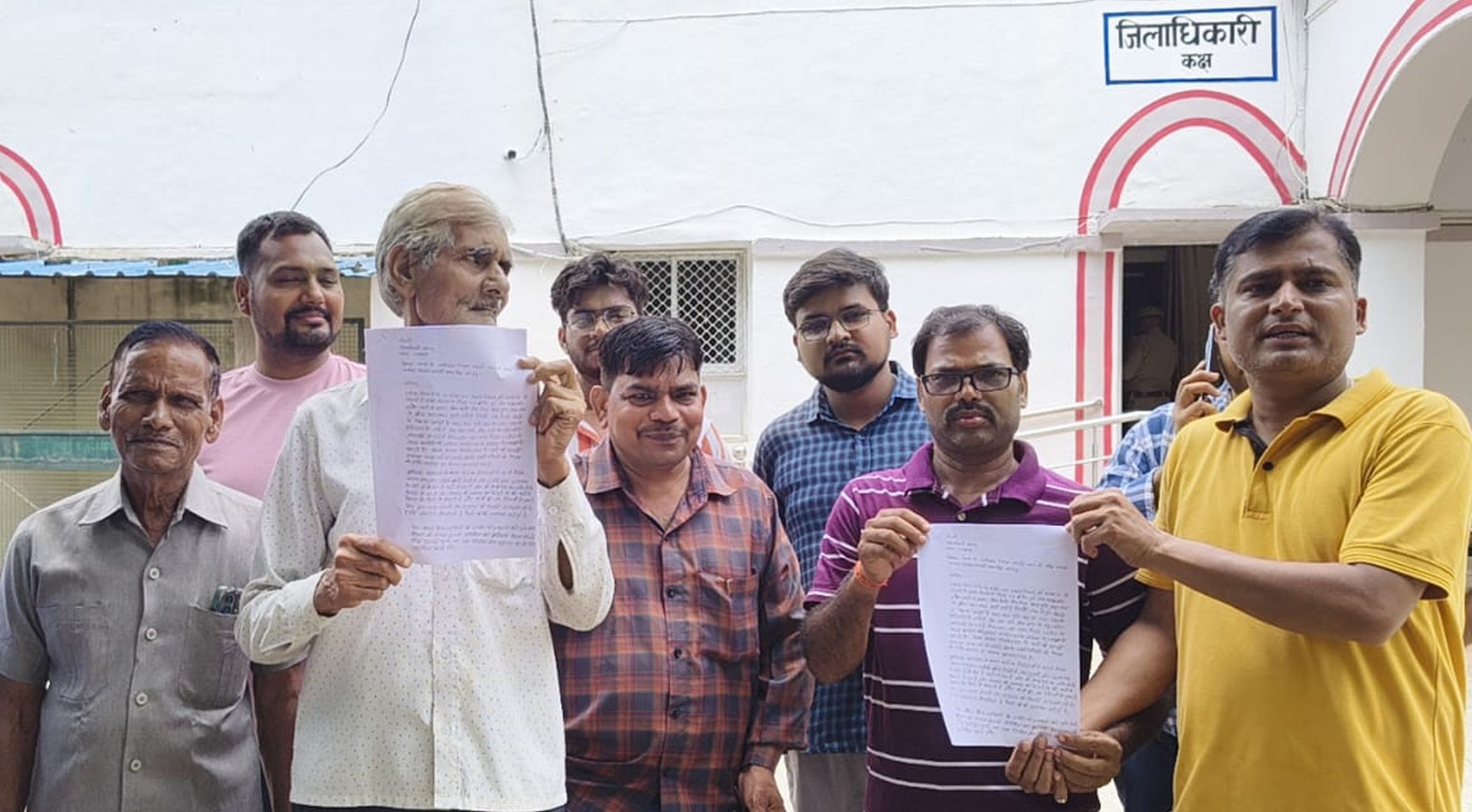 कलेक्ट्रेट में पानी की समस्या को लेकर डीएम को ज्ञापन देने पहुंचे इंदिरा नगर कॉलोनी के स्थानीय 