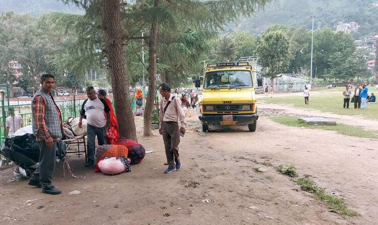 कुल्लू के ढालपुर मैदान में रेहड़ी-फहड़ी को हटाते नप के कर्मी।-संवाद