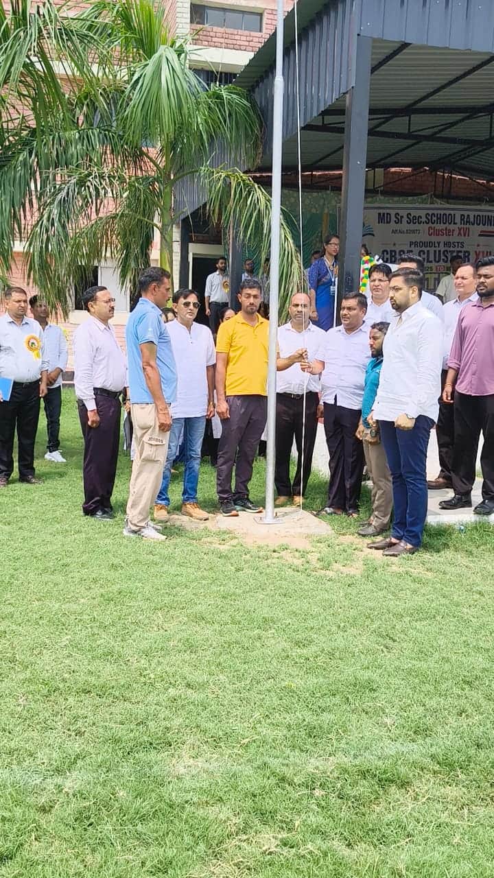क्लस्टर-16 फुटबॉल प्रतियोगिता के उद्घाटन अवसर पर मार्च पास्ट करते खिलाड़ी तथा ध्वजारोहण करते मु