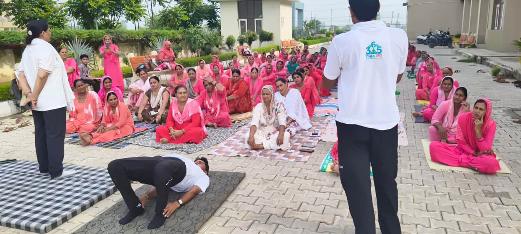 कलायत में आंगनबाड़ी कार्यकर्ताओं को योगाभ्यास करवाते प्रशिक्षक। संवाद