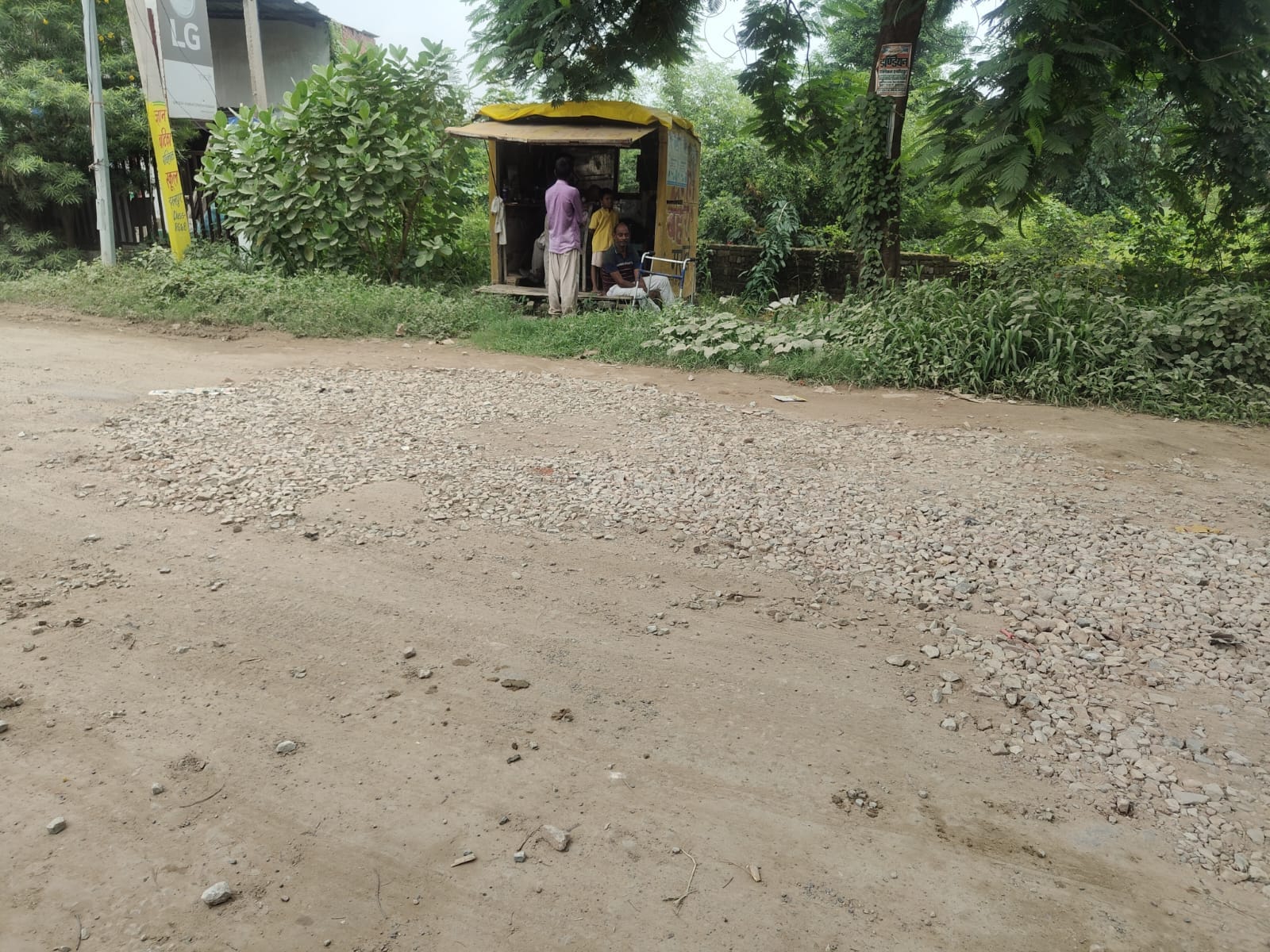 कोपागंज-कसारा मार्ग पर बिछाई गई गिट्टी। संवाद
