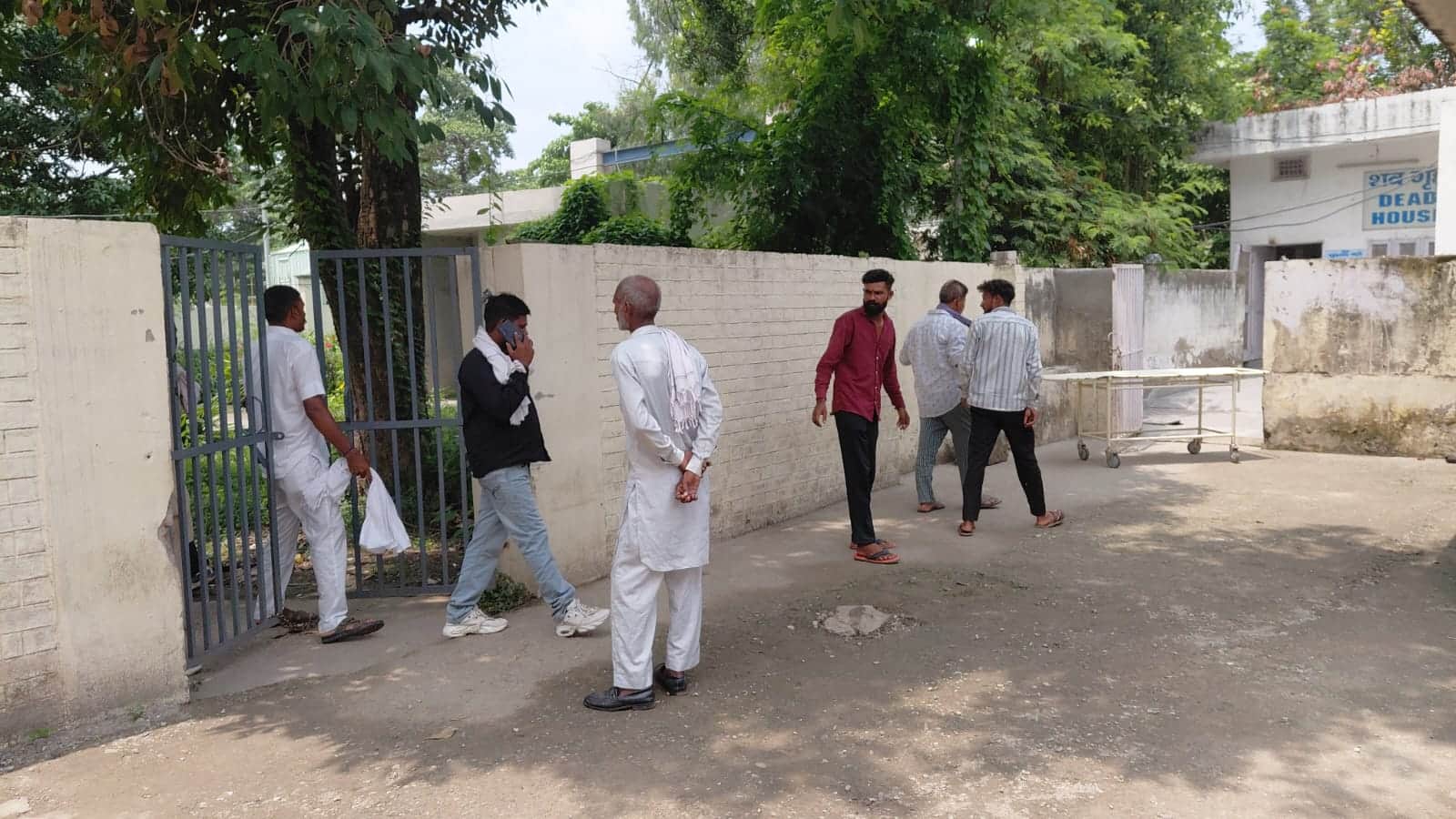 कुरुक्षेत्र। मोर्चरी हाउस के बाहर खड़े अंकित व रंजना के परिजन। संवाद