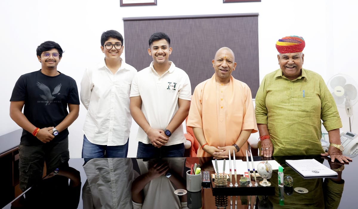 Agra News: नातियों के साथ मुख्यमंत्री से मिले विधायक बाबूलाल