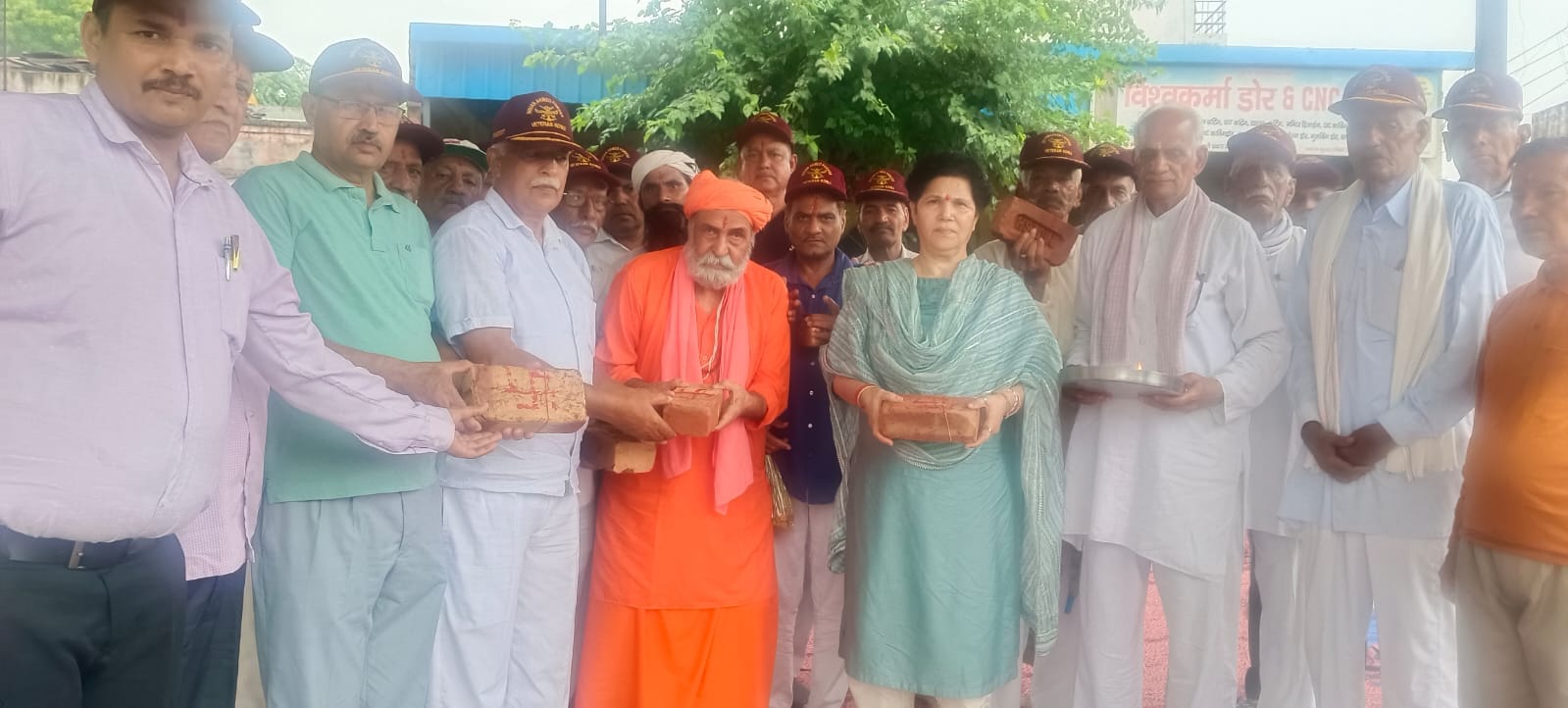 कोसली में राष्ट्रीय ध्वज स्थापना के लिए भूमि पूजन कार्यक्रम में जुटे गणमान्य। स्रोत : संस्था