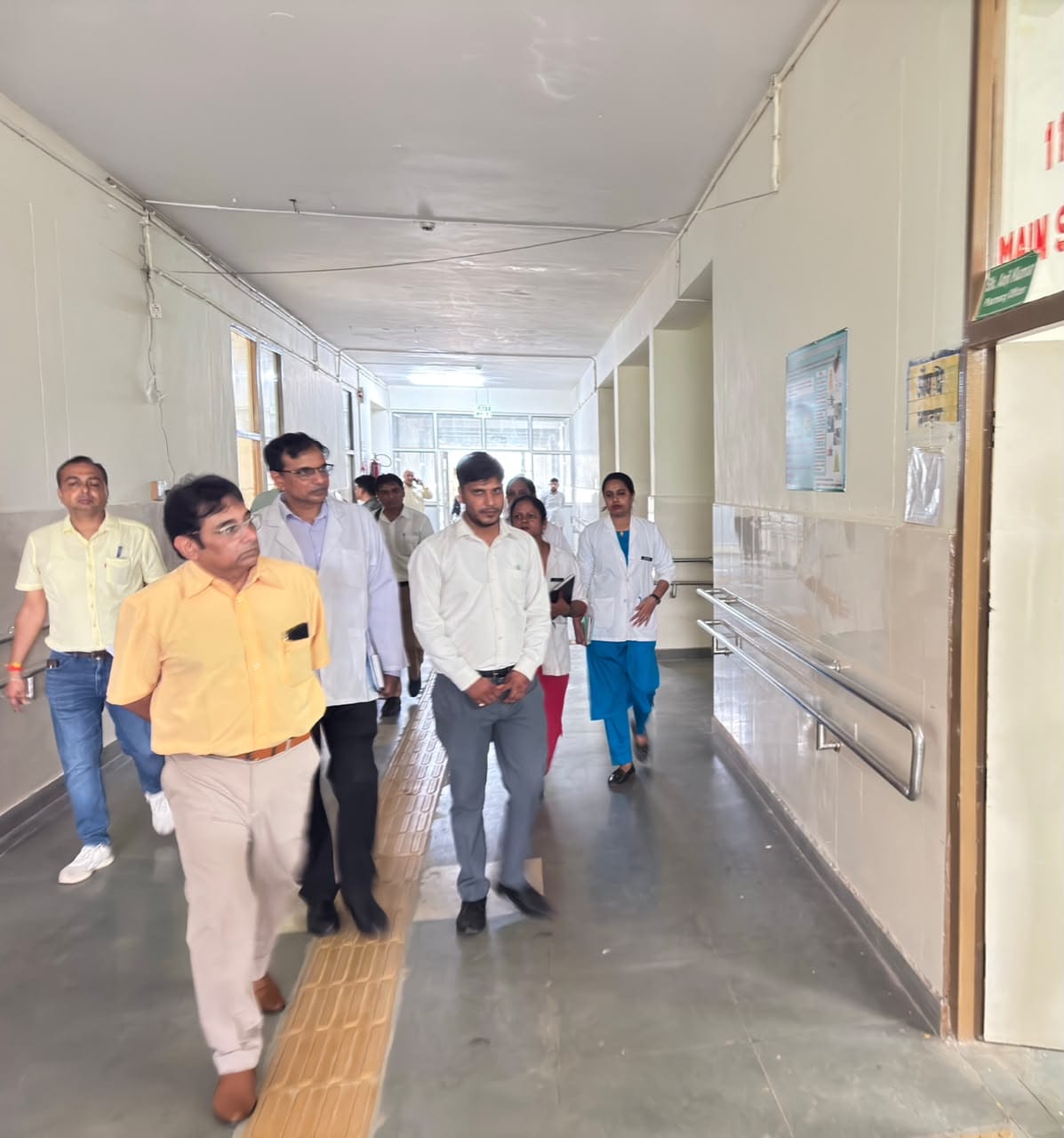 कोसली सामान्य अस्पताल का निरीक्षण करते स्वास्थ्य विभाग के निदेशक डॉ. वीरेंद्र यादव। स्रोत : विभ