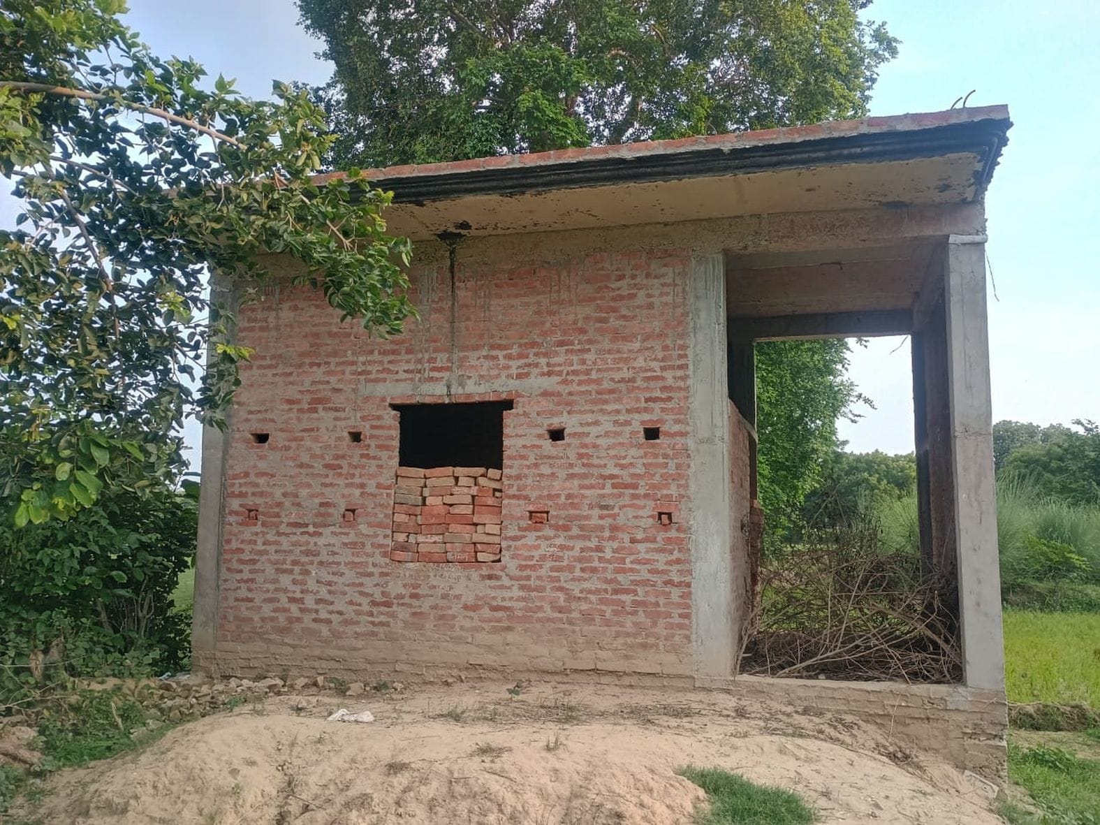 कुड़वार के इसरौली में निर्माणाधीन आवास। स्रोत ग्रामीण