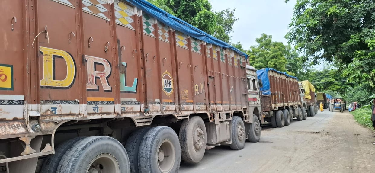 The truck loaded with moong collapsed, keeping the Khutahan-Khetsarai route closed for two hours