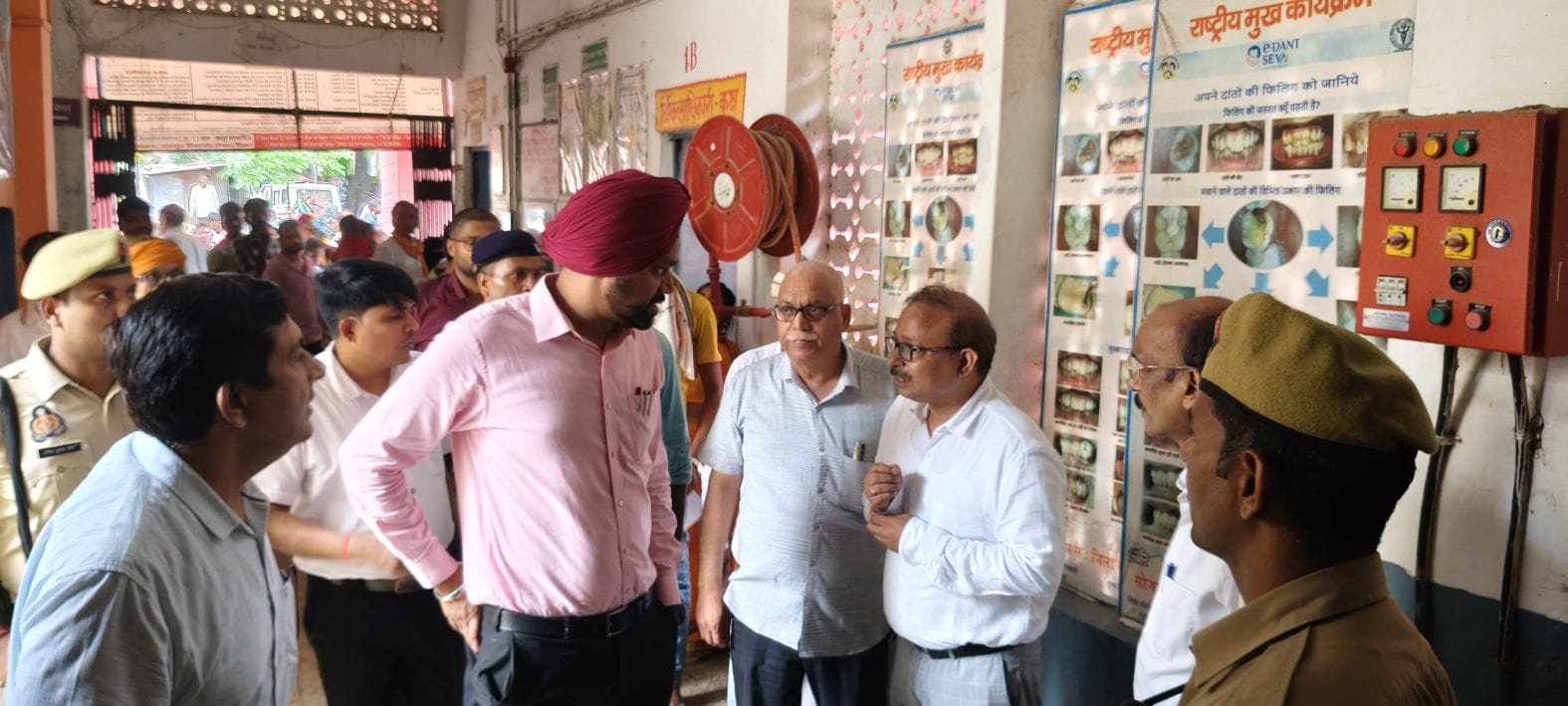  लंभुआ में सीएचसी अधीक्षक से बात करते डीएम इंद्रजीत सिंह। -संवाद