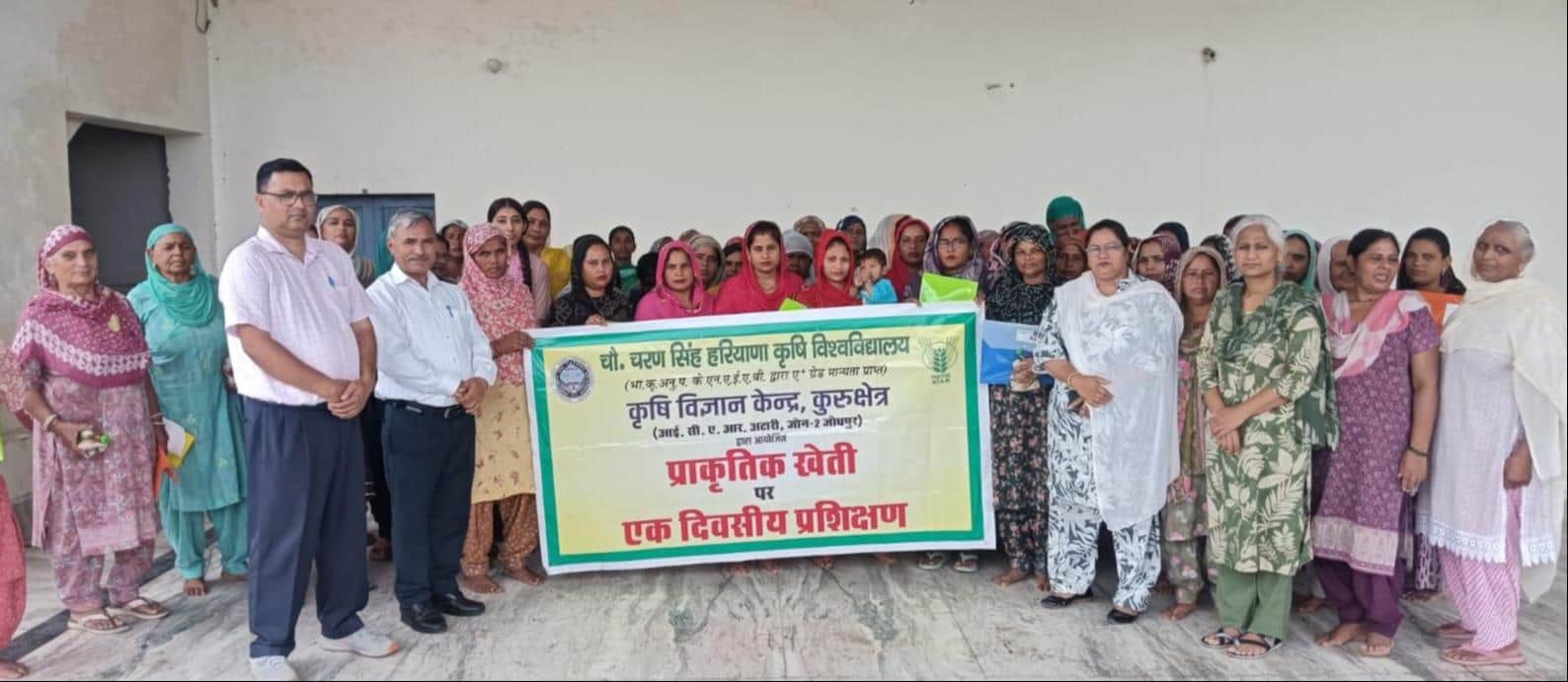 लाडवा। प्राकृतिक खेती के बारे में महिला किसानों का जानकारी देते कृषि विज्ञान केंद्र के वैज्ञान