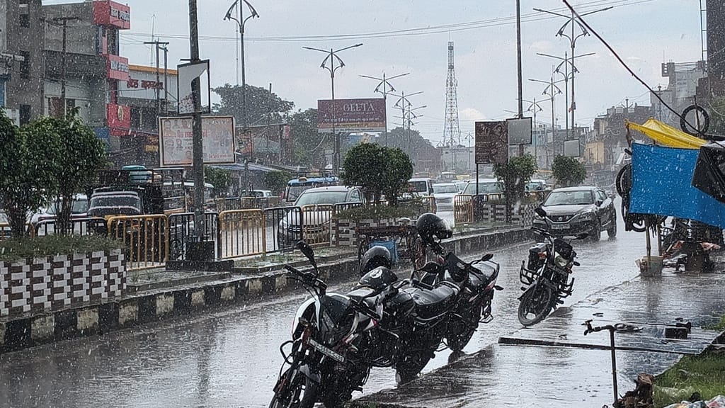 Maharajganj News: सुबह चटख धूप के बाद दोपहर की बारिश मिली राहत