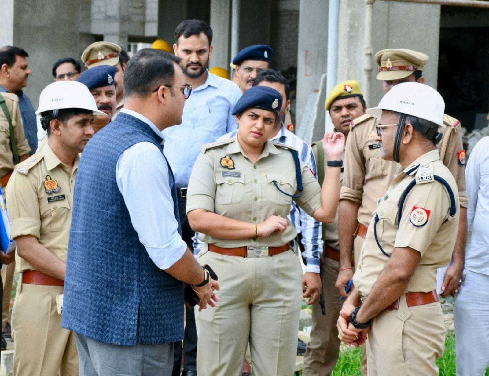 मूसाझाग थाना क्षेत्र के गांव सैंजनी में निर्माणाधीन महिला पीएसी बटालियन के निरीक्षण के दौरान वर