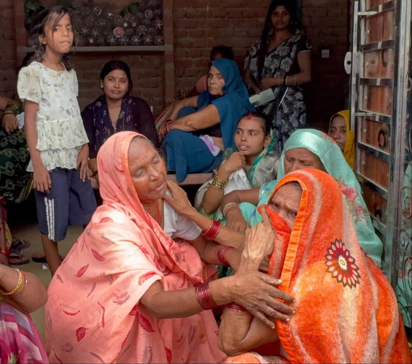 मृतक विजय विक्रम की फाइल फोटो व बिलखते परिजन। -संवाद