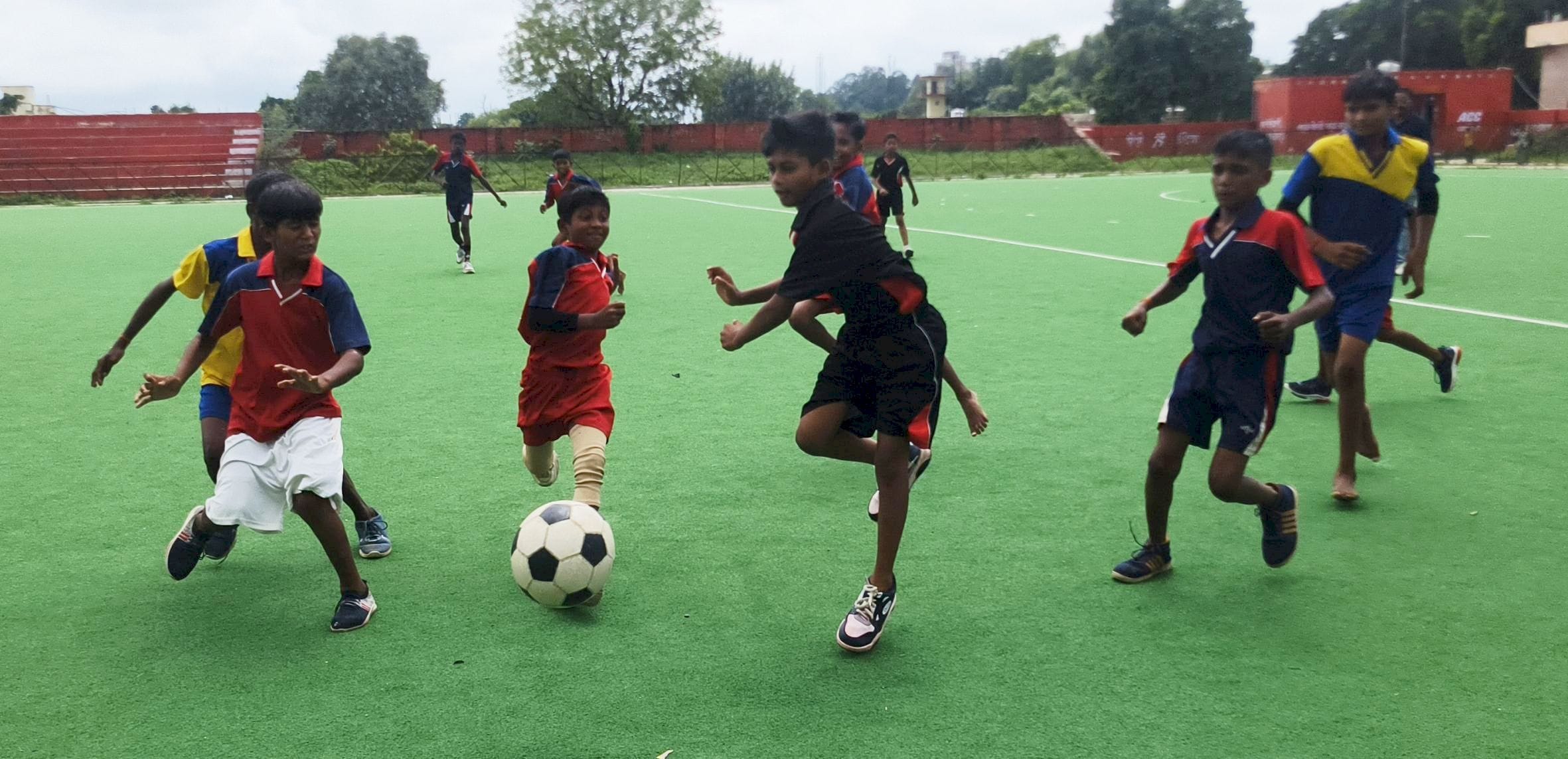 मोतीलाल नेहरू स्टेडियम में आयोजित फुटबॉल प्रतियोगिता का मैच खेलते खिलाड़ी। 