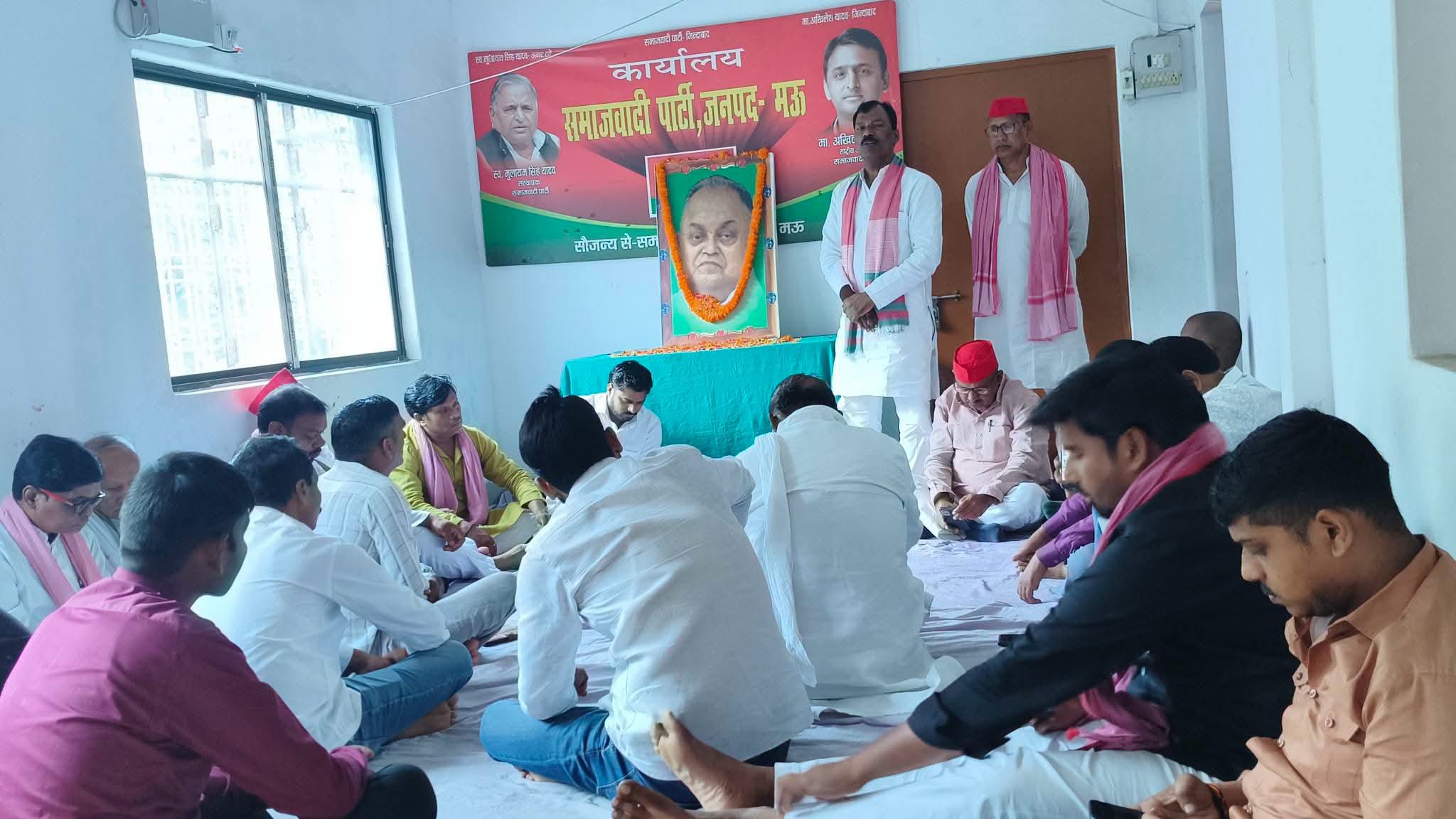 नगर के बालनिकेतन स्थित सपा कार्यालय पर स्व.जनेश्वर मिश्र की जयंती समारोह को संबोधित करते पूर्