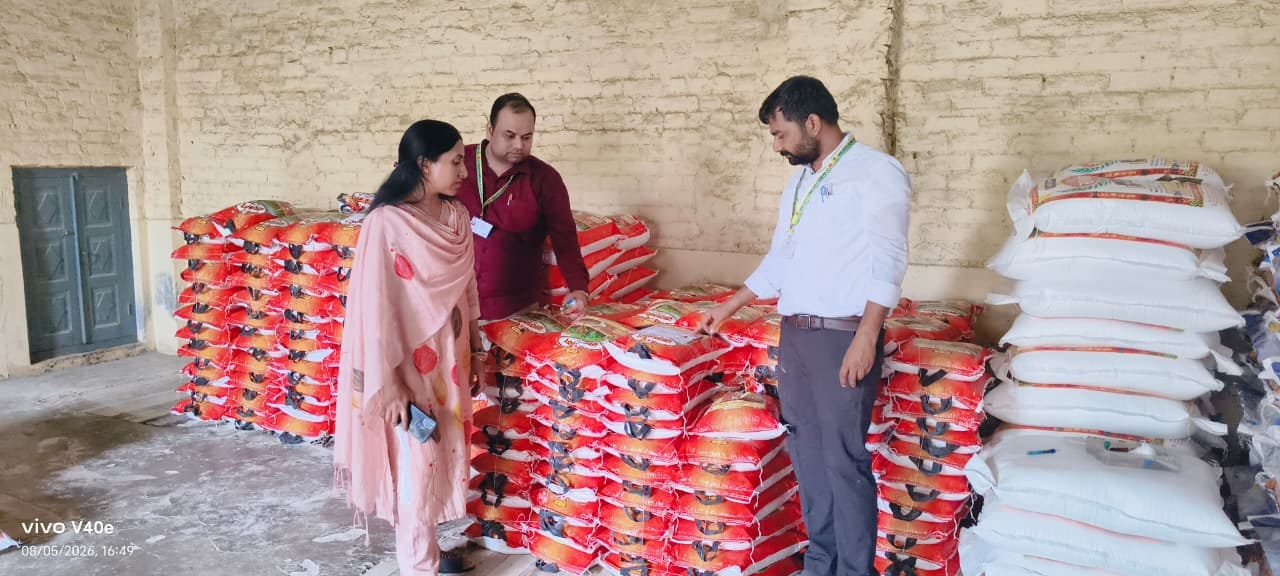 नगर के ताजोपुर स्थित औद्योगिक क्षेत्र में आटा निर्माण इकाई का निरीक्षण करतीं सहायक आयुक्त (खा