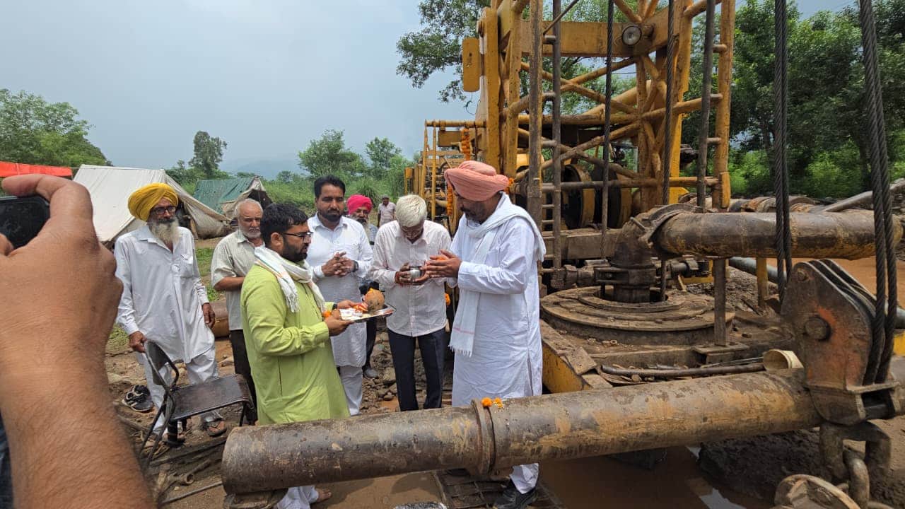 नालागढ़ के सल्लेवाल में विधायक सिंचाई ट्यूबवैल का कार्य शुरू कराते हुए- सवाद