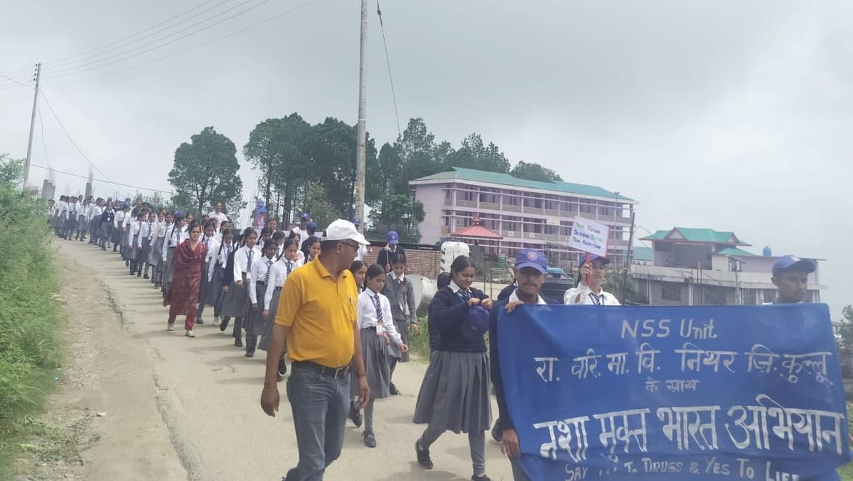 Students took to the streets to spread the message of building a drug-free society