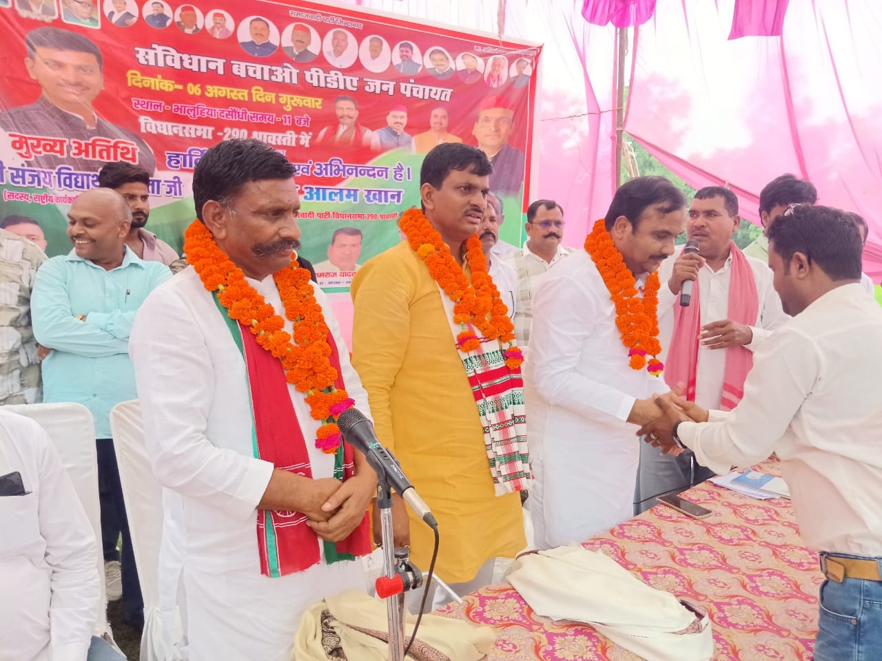 पीडीए पंचायत में मौजूद सपा कार्यकर्ता।