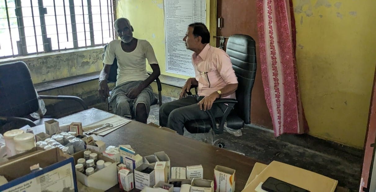 पीएचसी भीखरपुर में लटकता ताला।