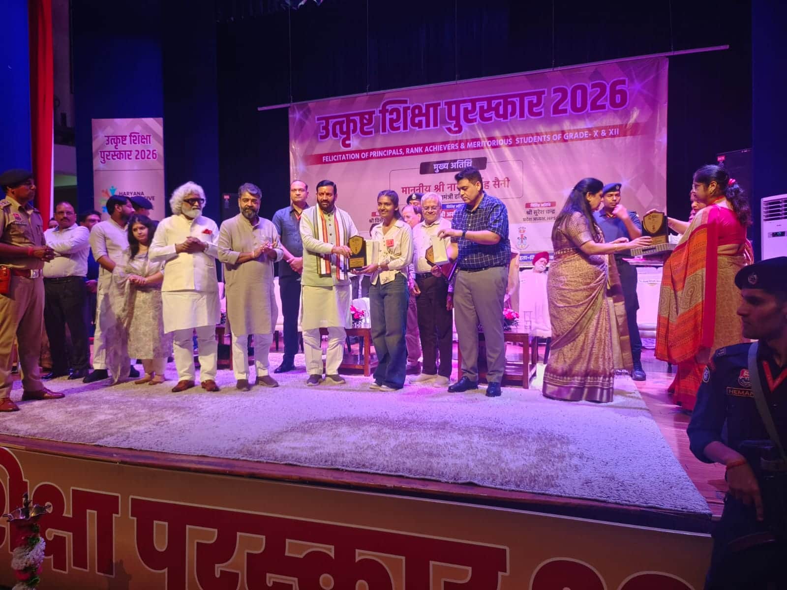पुलिस डीएवी स्कूल के ऑडीटोरियम में सीएम नायब सिंह सैनी बच्चों को सम्मानित करते हुए। संवाद