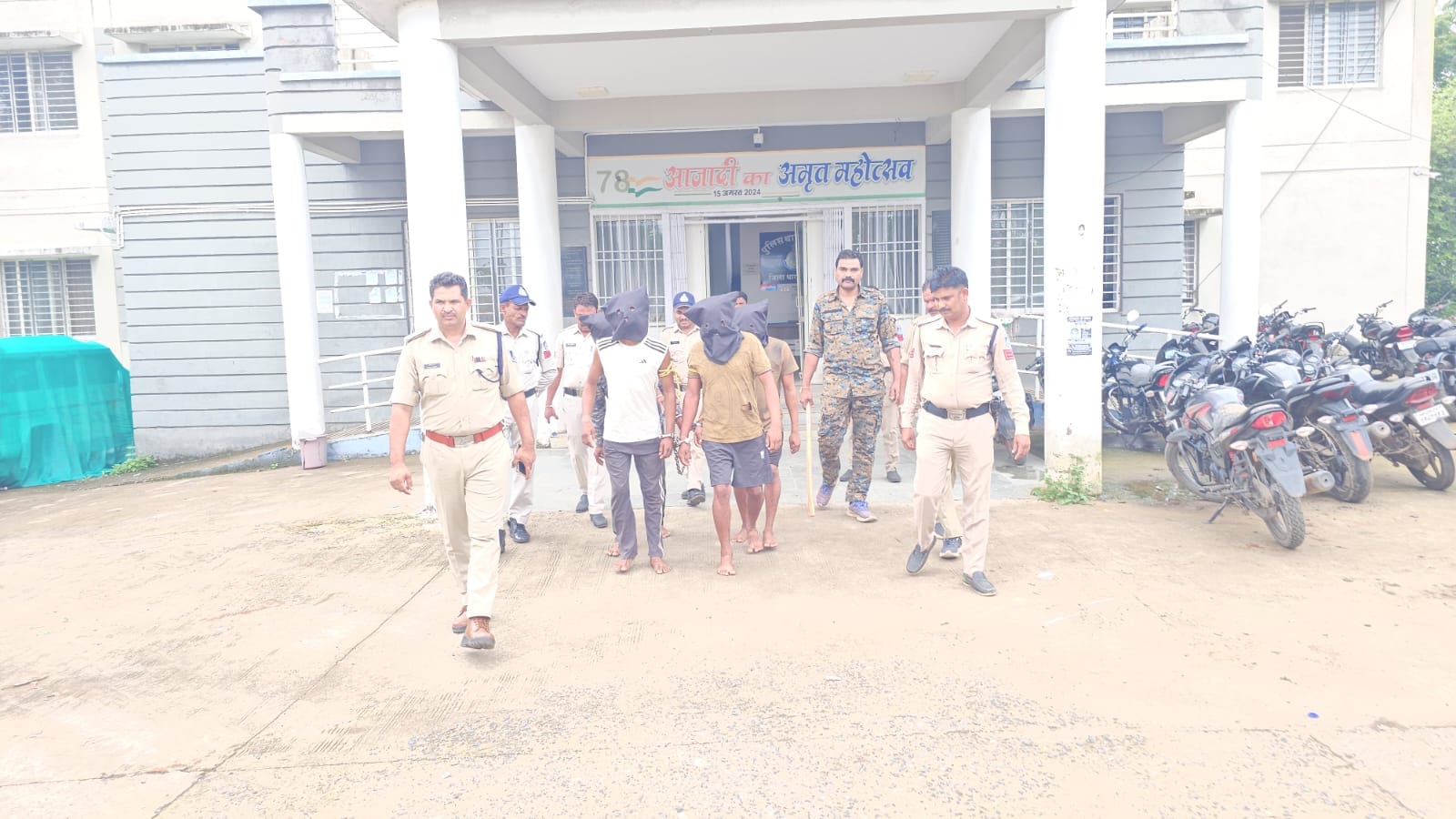 पुलिस ने आरोपियों का निकाला जुलुस