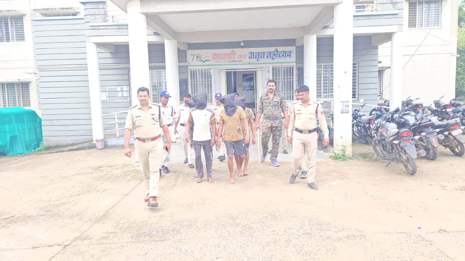 पुलिस ने आरोपियों का निकाला जुलुस