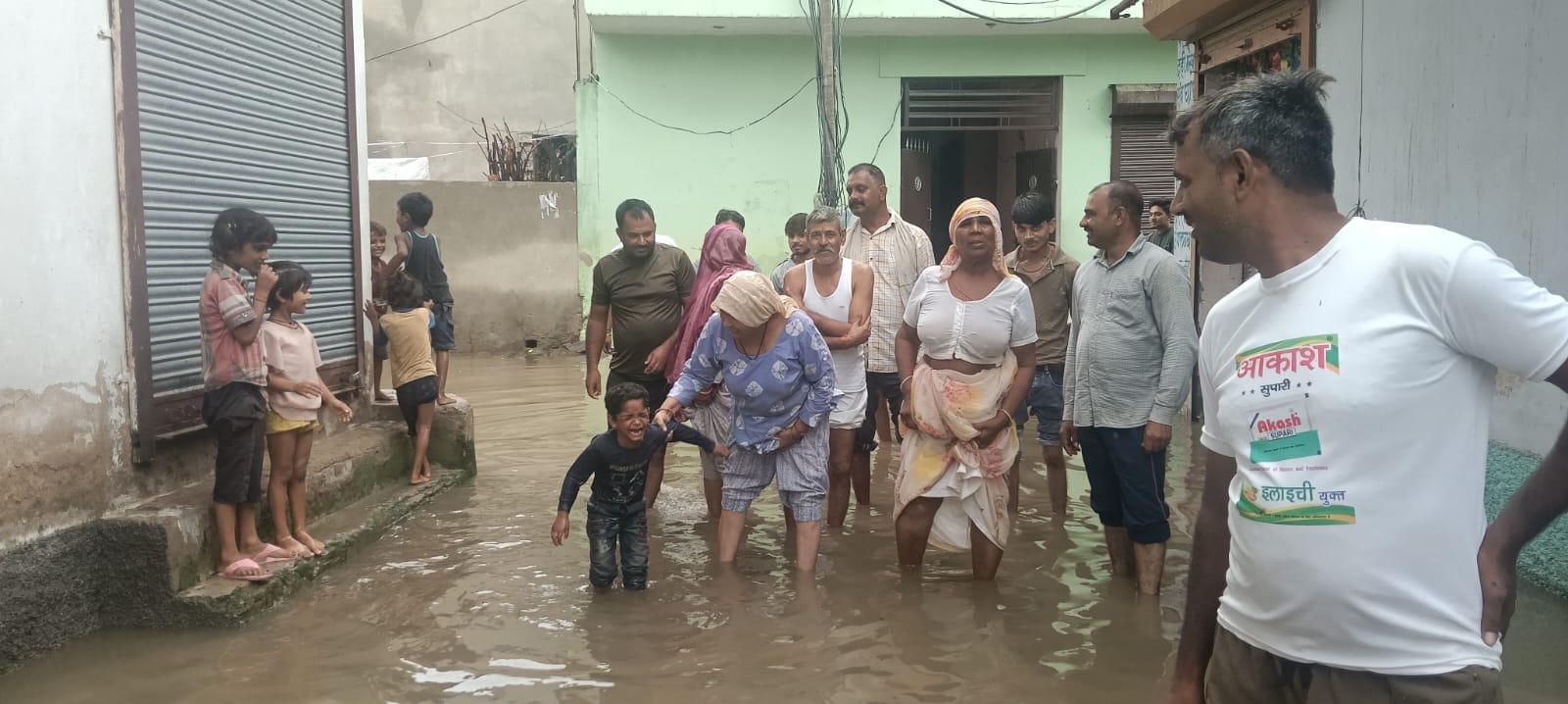 पानी में खड़े होकर विरोध जताते वार्डवासी। संवाद